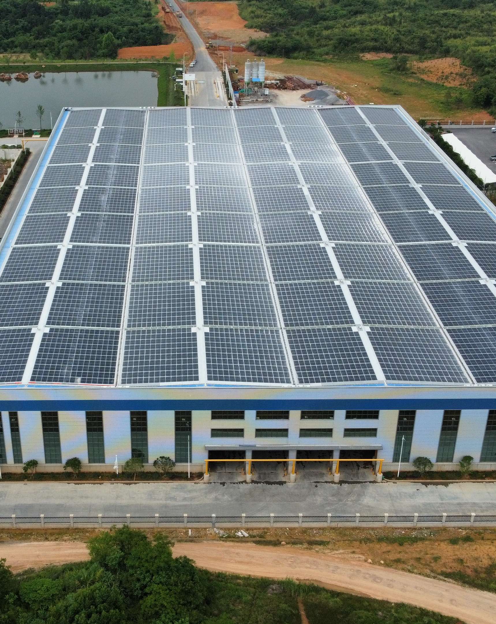 2022年4月，，安徽池州汇成物资4MW光伏发电BIPV项目，，年发电约400万度，，知足约40%用电需求.jpg
